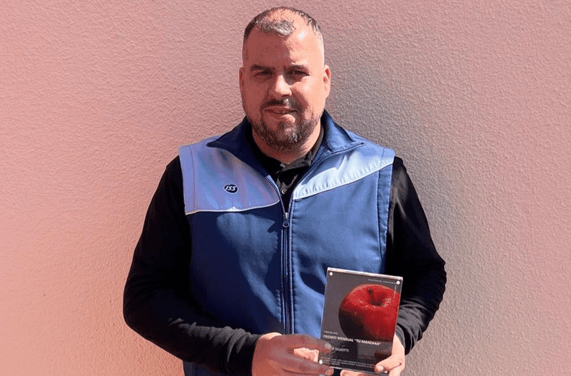 es_apple_feb25_Carlos