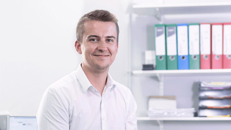 JONB6771_Iyra_1280×720_Azure