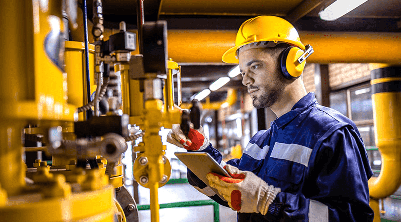 20793_technician_shutterstock_2220333241